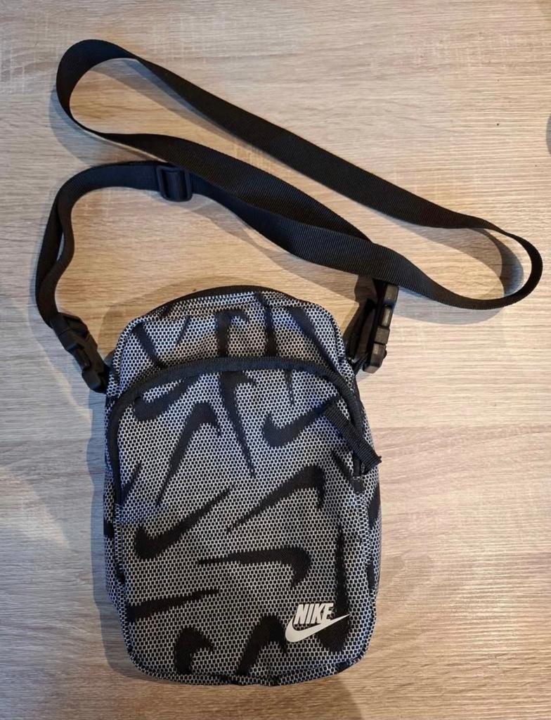 Sacoche nike heritage crossbody bag, Enlèvement, Comme neuf, Noir, Autres marques