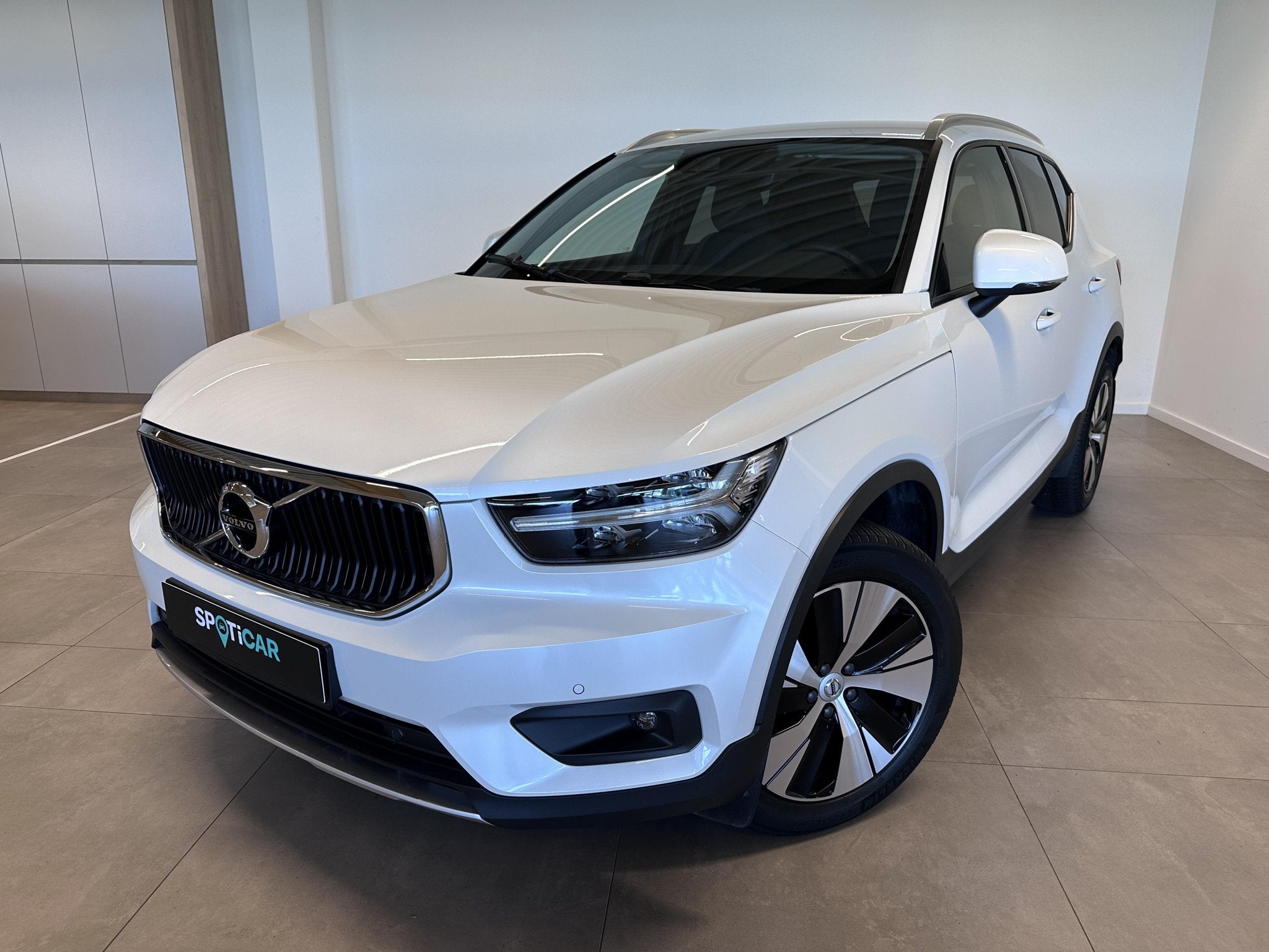Volvo XC40 T3 MOMENTUM AUTO 163 PK, Auto's, Volvo, Automaat, Wit, 120 kW, Bedrijf