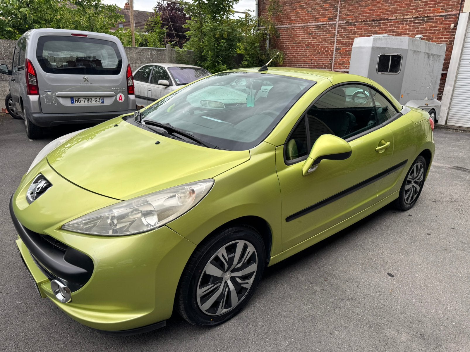 Peugeot 207 cc 1.6 110ch, Autos, Peugeot, Jaune, Boîte manuelle, Noir, 2 portes