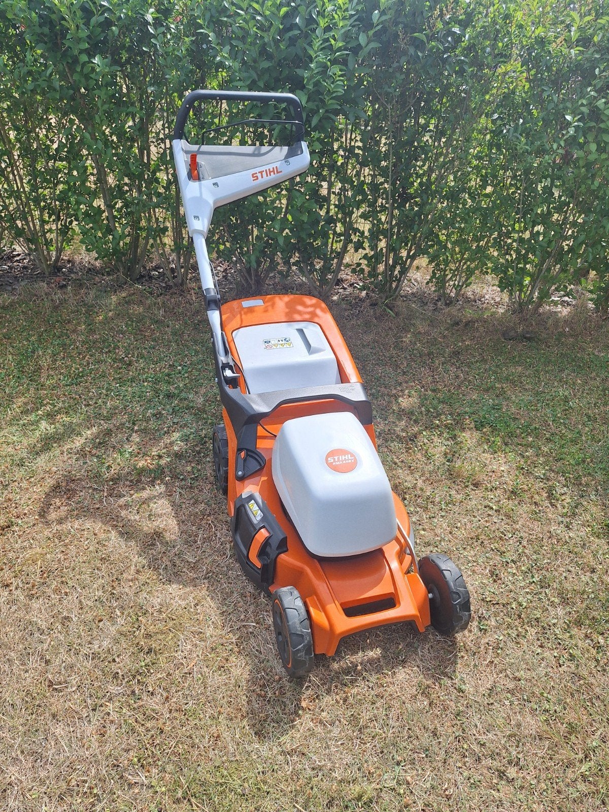 Tondeuse sans fil STIHL RMA 448 V – Pack Complet (impeccable, Jardin & Terrasse, Bac de ramassage