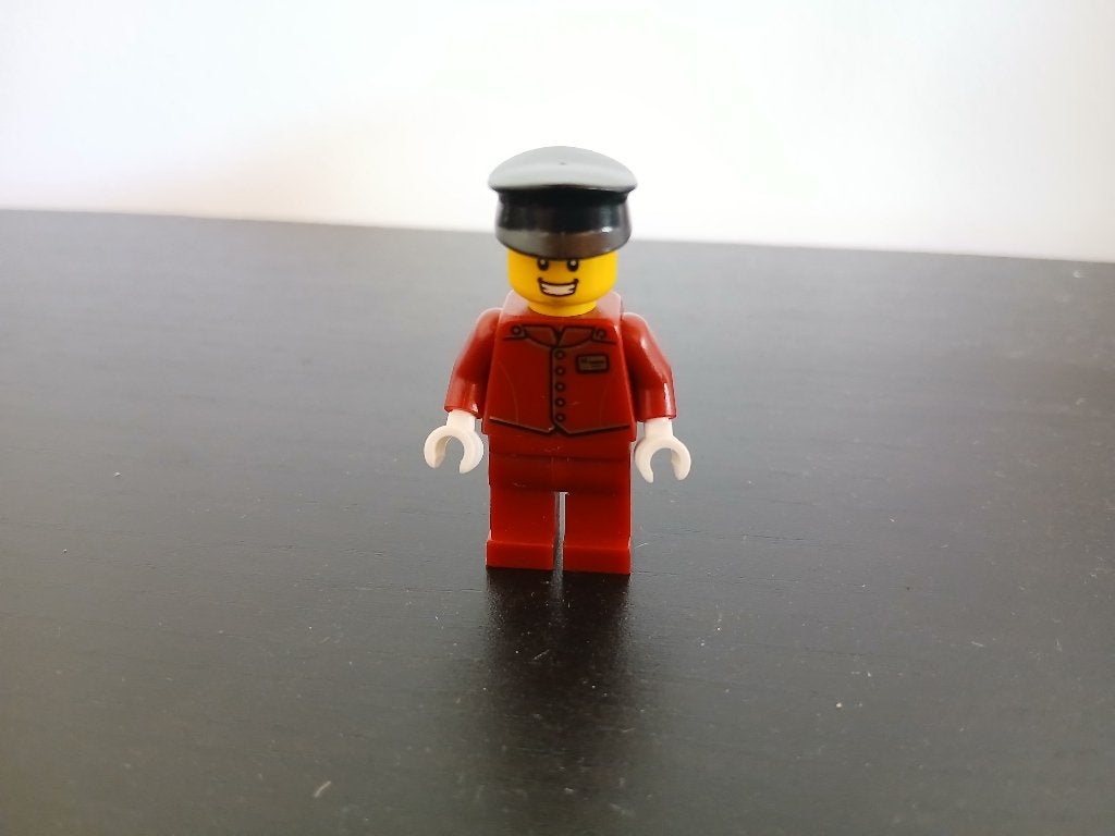 Lego minifiguur cty0933 Hotel Bellhop / hotel piccolo, City, Enlèvement ou Envoi, Lego, Comme neuf