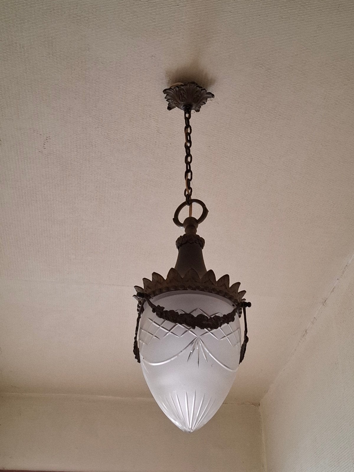 Suspension ancienne – grand globe en verre dépoli taillé, Enlèvement