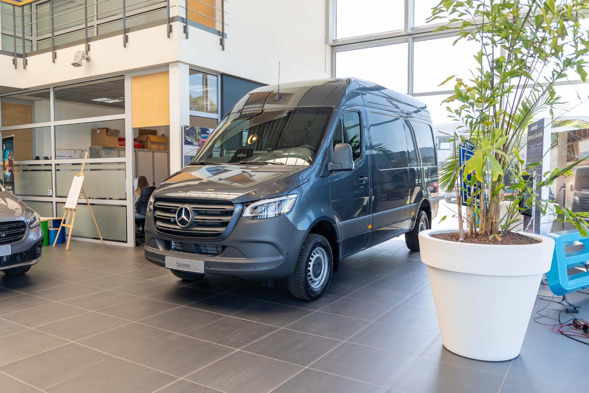 Mercedes-Benz Sprinter Sprinter 319 CDI GB L2 RWD SELECT Com, Auto's, Automaat, 4 deurs, Used 1. Bestelwagens met ervaring., Zwart