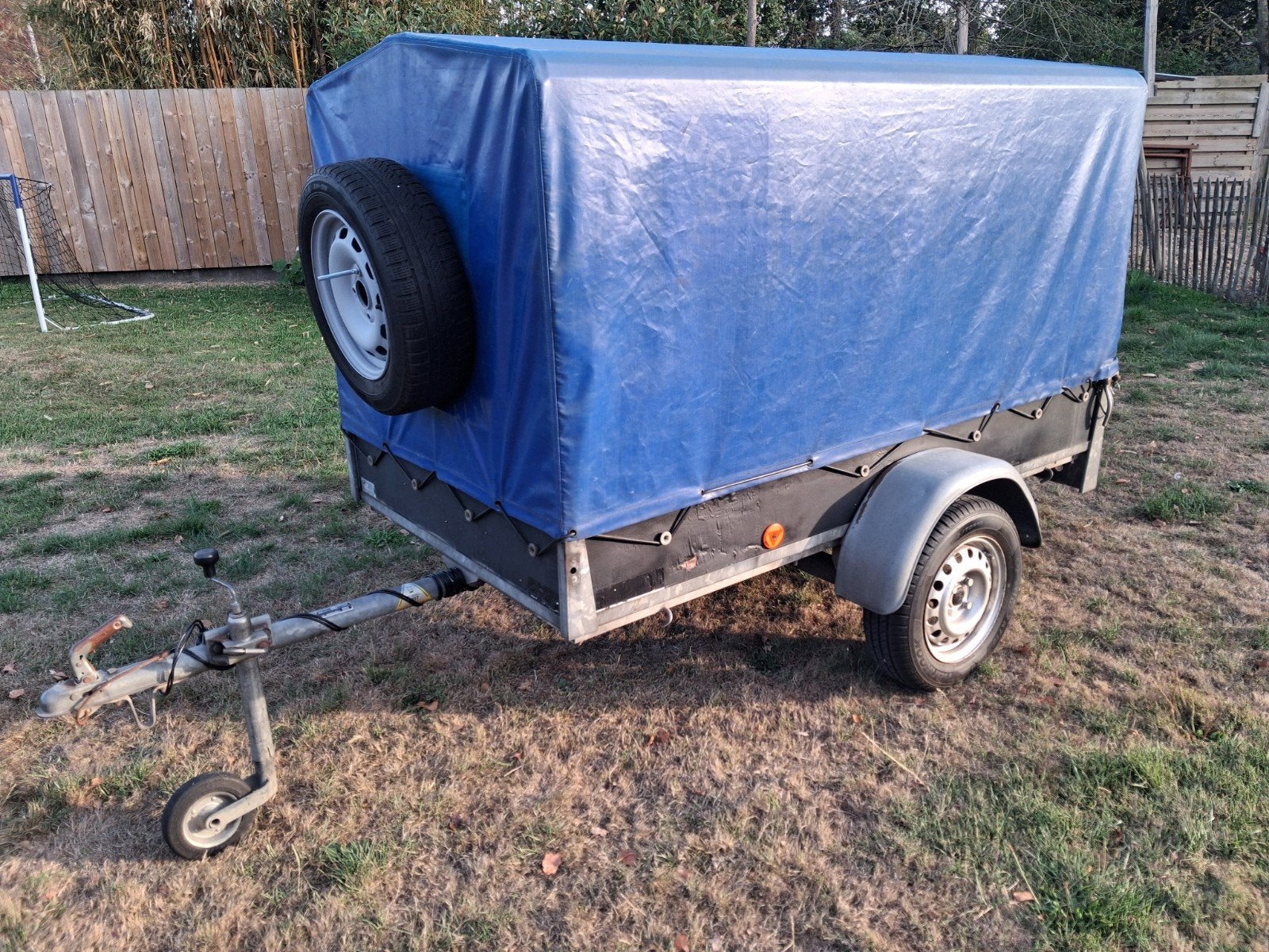 Dichte aanhangwagen ongeremd., Enlèvement