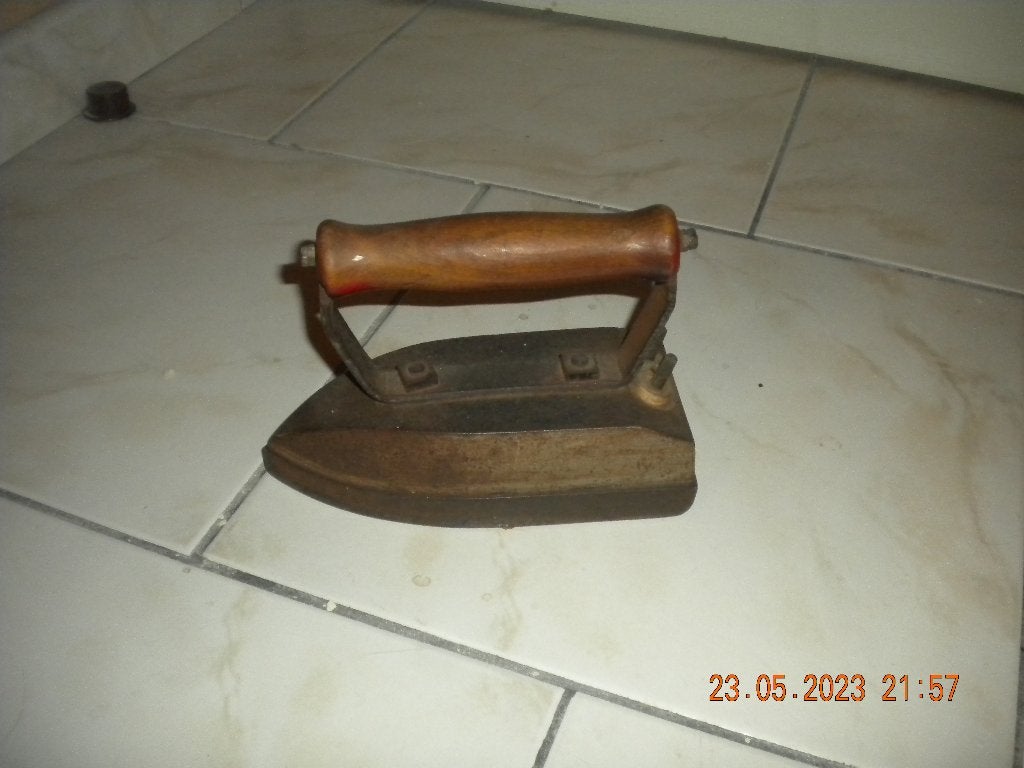 Oud antiek strijkijzer, Ophalen