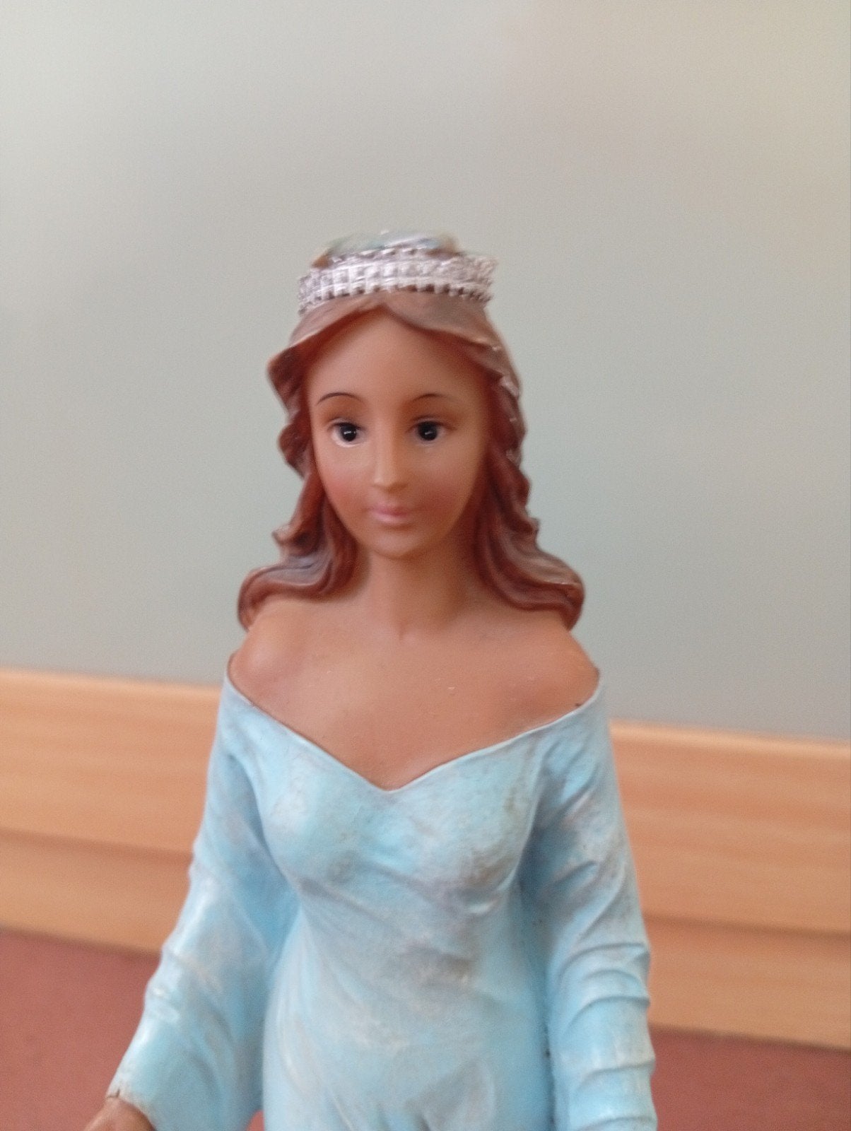 Statue vintage atmosphérique d'une fille nostalgique, Enlèvement ou Envoi