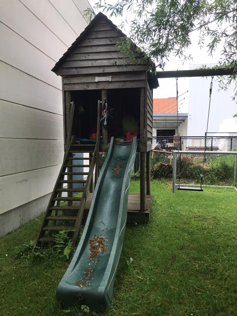Speelhuisje met zandbak, glijbaan, schommel en ringen, Kinderen en Baby's, Speelgoed | Buiten | Speeltoestellen, Ophalen, Gebruikt