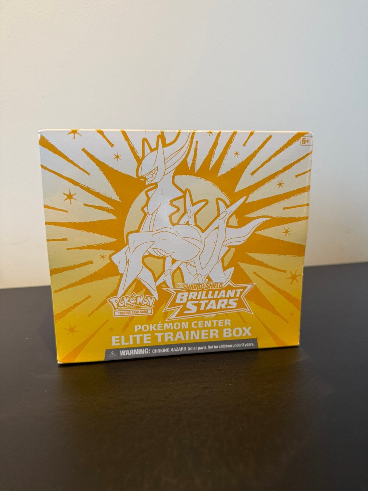 Brilliant stars pokémon center etb, Hobby en Vrije tijd, Ophalen, Zo goed als nieuw