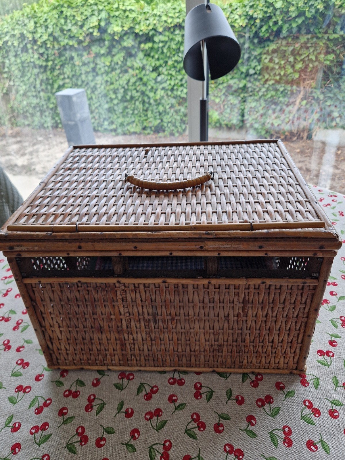 Picknick mand of duivenkorf, Ophalen