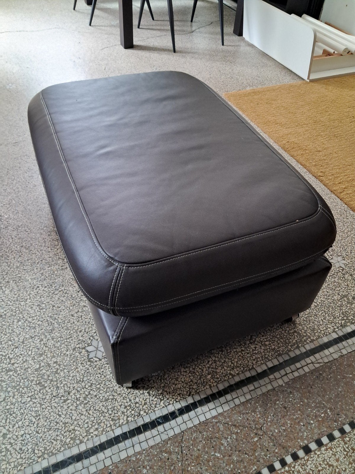 Pouf brun en cuir, Enlèvement, Utilisé, Rectangulaire, 75 à 100 cm