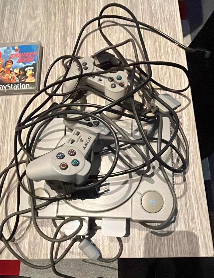 Playstation 1 + 2 controllers + 6 games, Ophalen, Gebruikt, Met 2 controllers, Met games