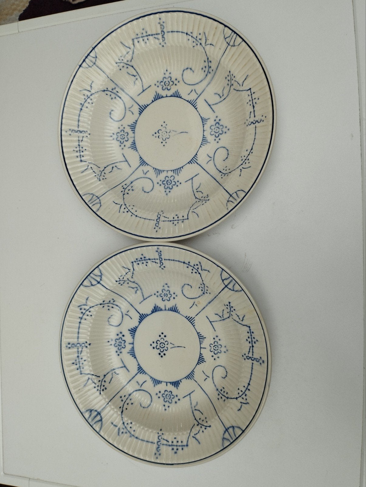2 antieke borden met stempel gedrukt op achterkant kleur wi, Antiek en Kunst, Ophalen