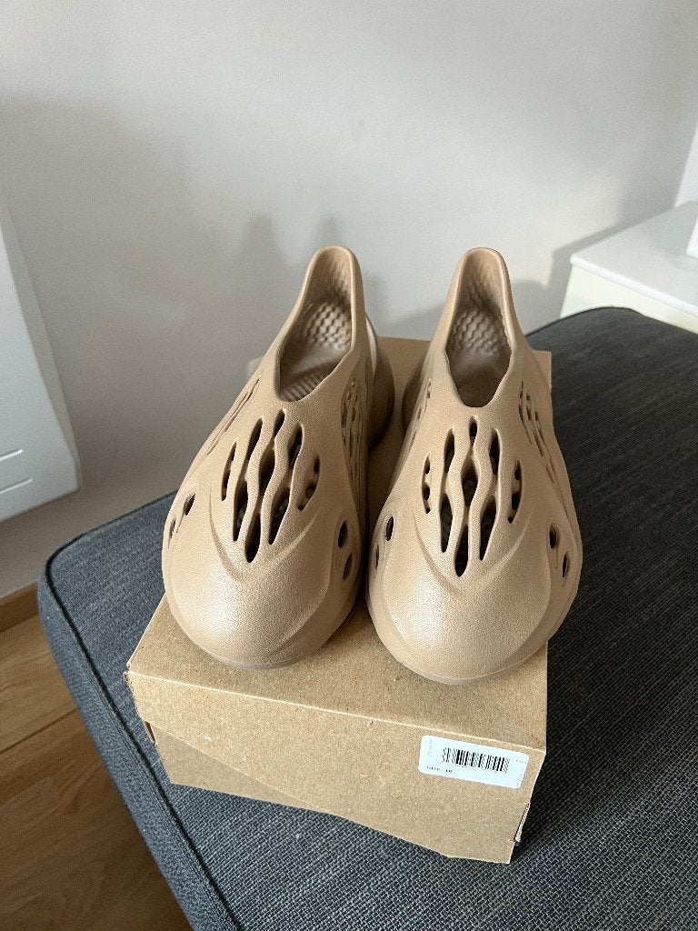 Yeezy foam rnr Clay taupe taille 441/2, Kleding | Heren, Schoenen, Ophalen of Verzenden, Zo goed als nieuw, Sneakers