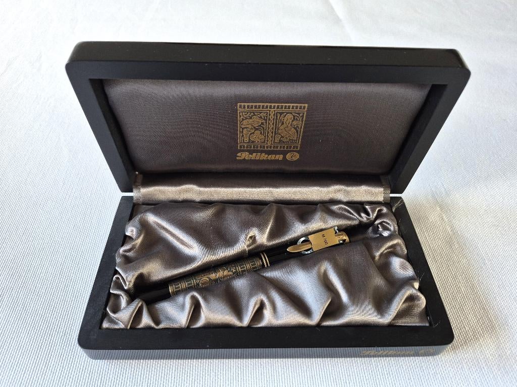 Pelikan M700 Toledo (Old Style) 18C/750 Two-Tone F-Nib, Collections, Stylos, Neuf, Autres marques, Enlèvement ou Envoi, Avec boîte