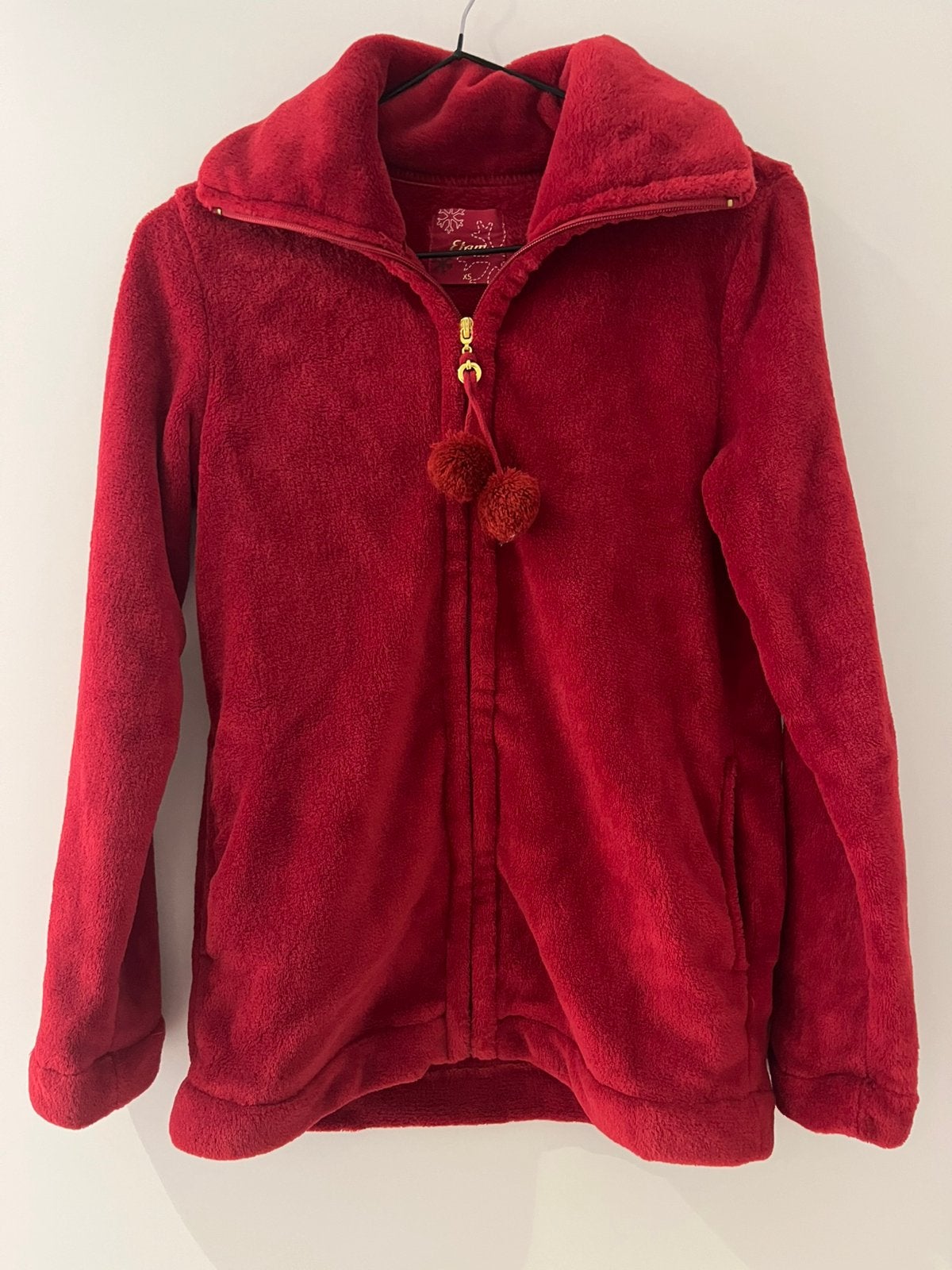 Gilet en polaire douce Etam à pompons rouge (taille XS), Vêtements | Femmes, Enlèvement ou Envoi, Neuf, Taille 34 (XS) ou plus petite