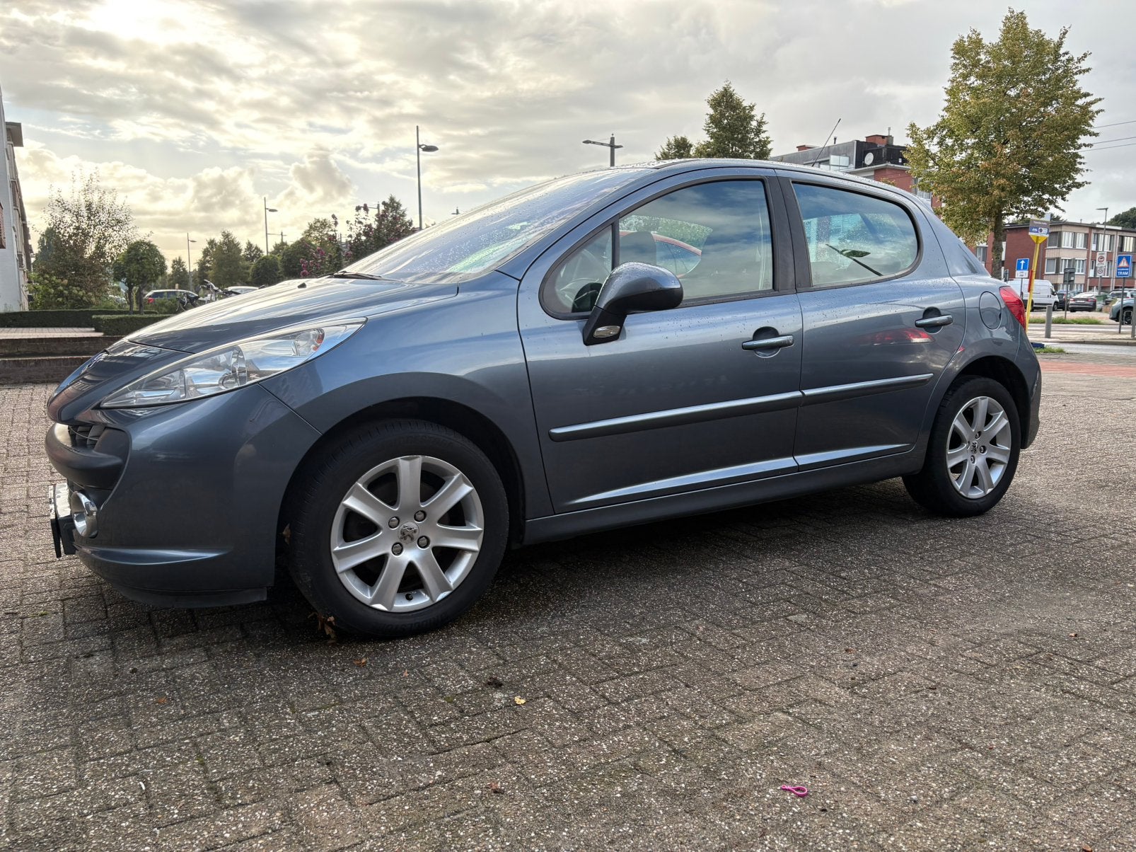 Peugeot 207 1.6 VTI Sporty 88 KW/ 120 PK met PROBLEMEN!!!, Auto's, Voorwielaandrijving, Multifunctioneel stuurwiel, Stof, Zwart