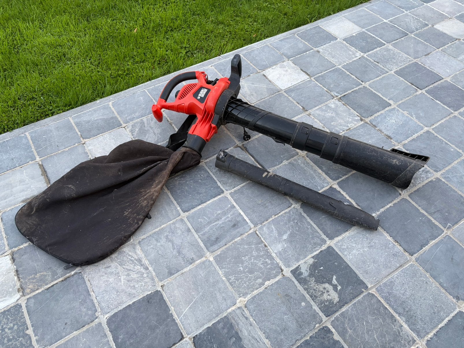 Aspirateur Souffleur de feuilles broyeur G3030 Black &Decker, Jardin & Terrasse, Enlèvement, Utilisé, Porté à la main, Avec sac de ramassage