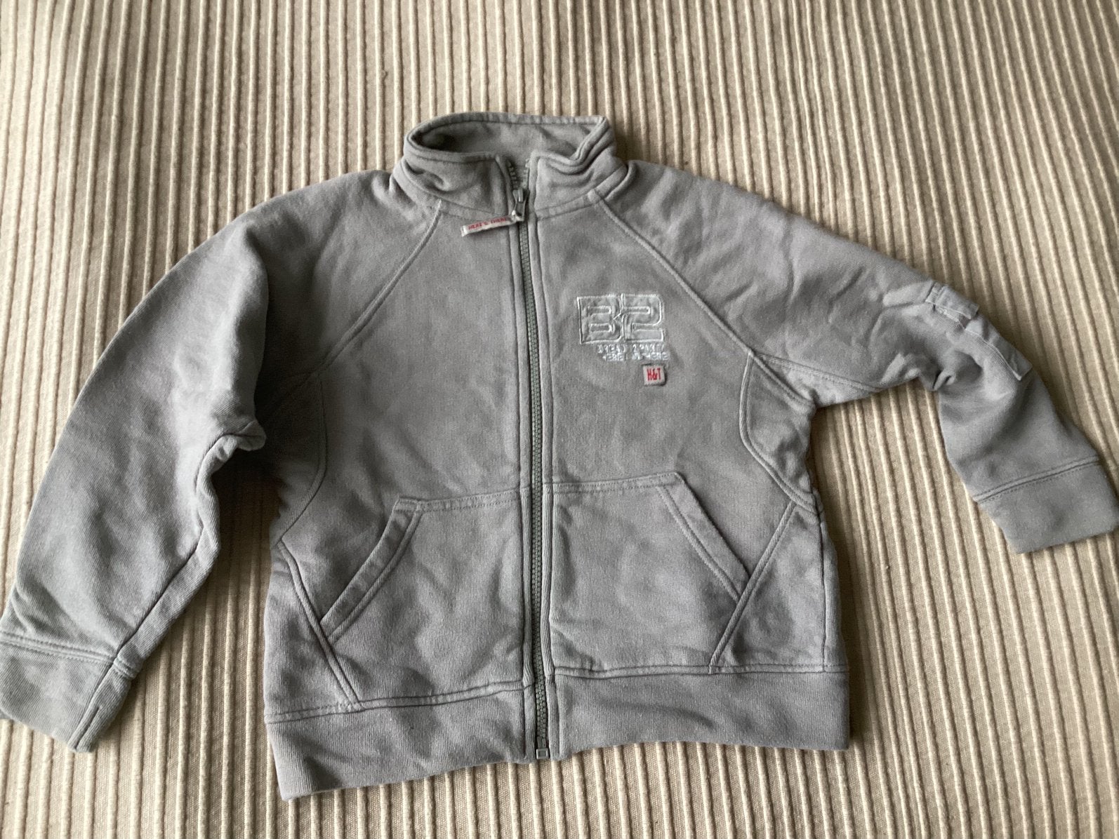 Pull zippé gris HERE & THERE - Taille 116, Enfants & Bébés, Enlèvement ou Envoi, Utilisé, Garçon ou Fille, Pull ou Veste