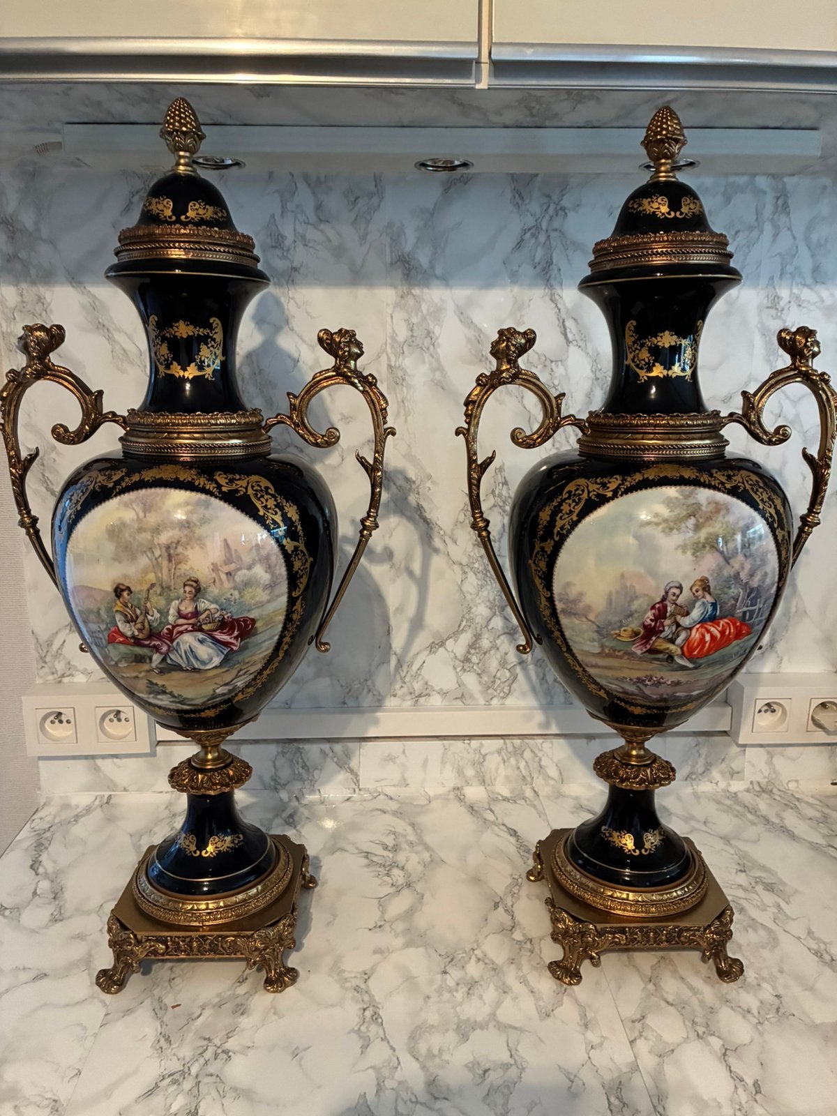 2 Limoges vazen, Ophalen