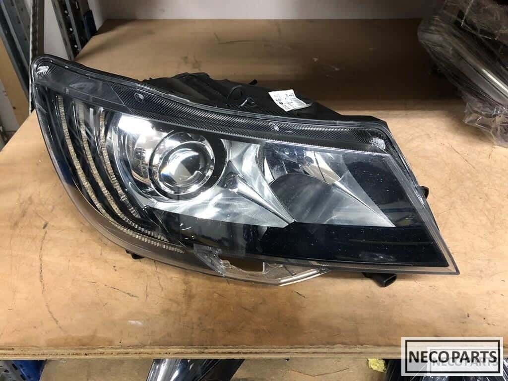 Skoda superb 3T facelift xenon led koplamp rechts origineel, -, Utilisé, Skoda, -