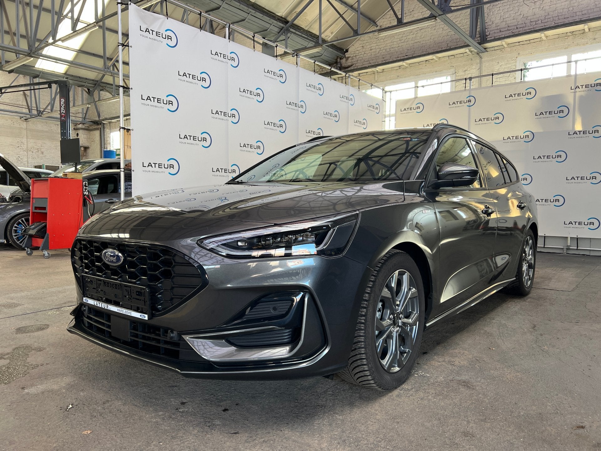 Ford Focus Clipper ST-Line X 1.0i EcoBoost mHEV 155pk automa, 1349 kg, Gebruikt, Euro 6, Overige kleuren