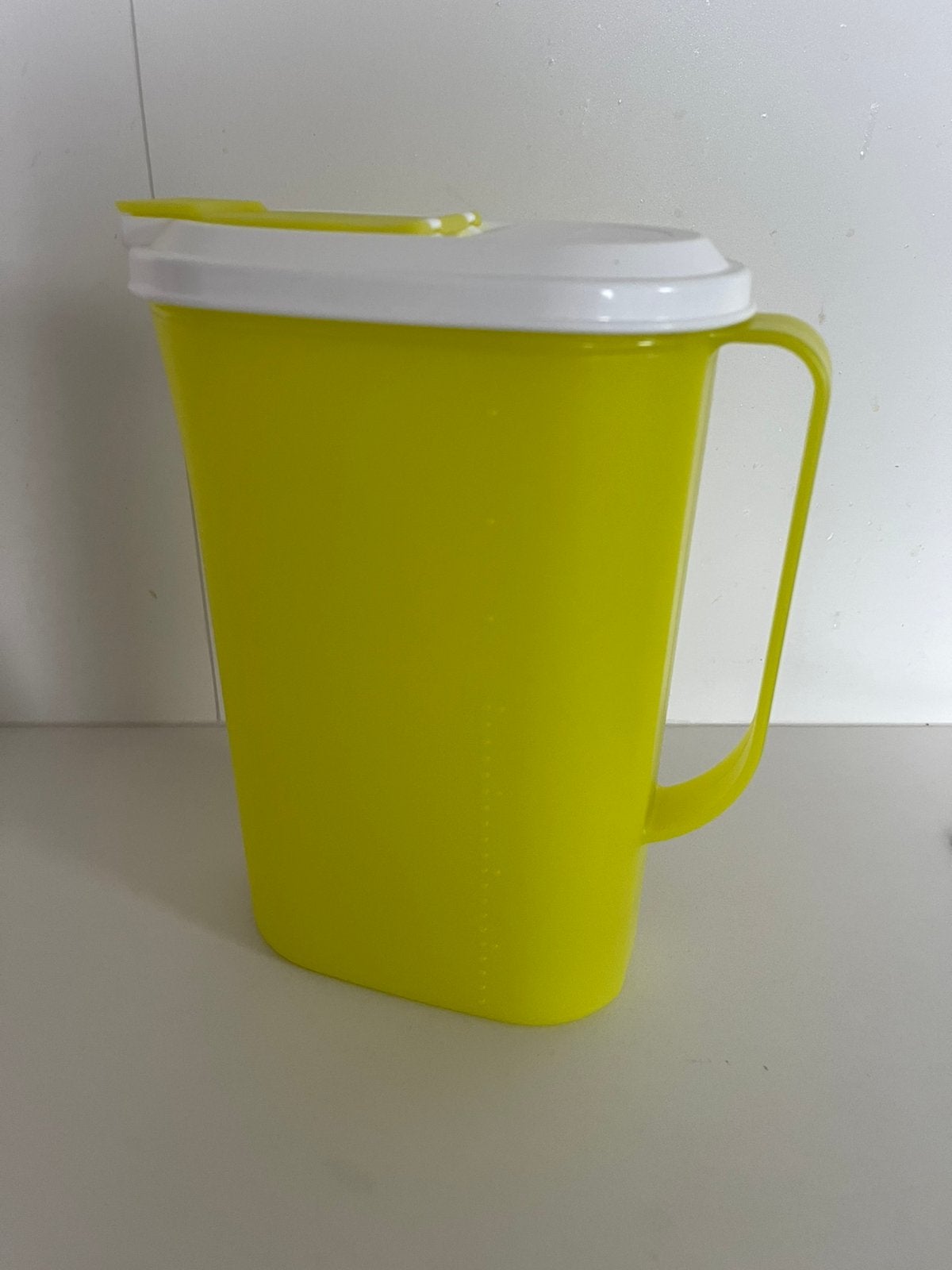 Nieuw van Tupperware! Gele schenkkan (2 liter), Geel, Beker of Kan, Nieuw, Ophalen of Verzenden