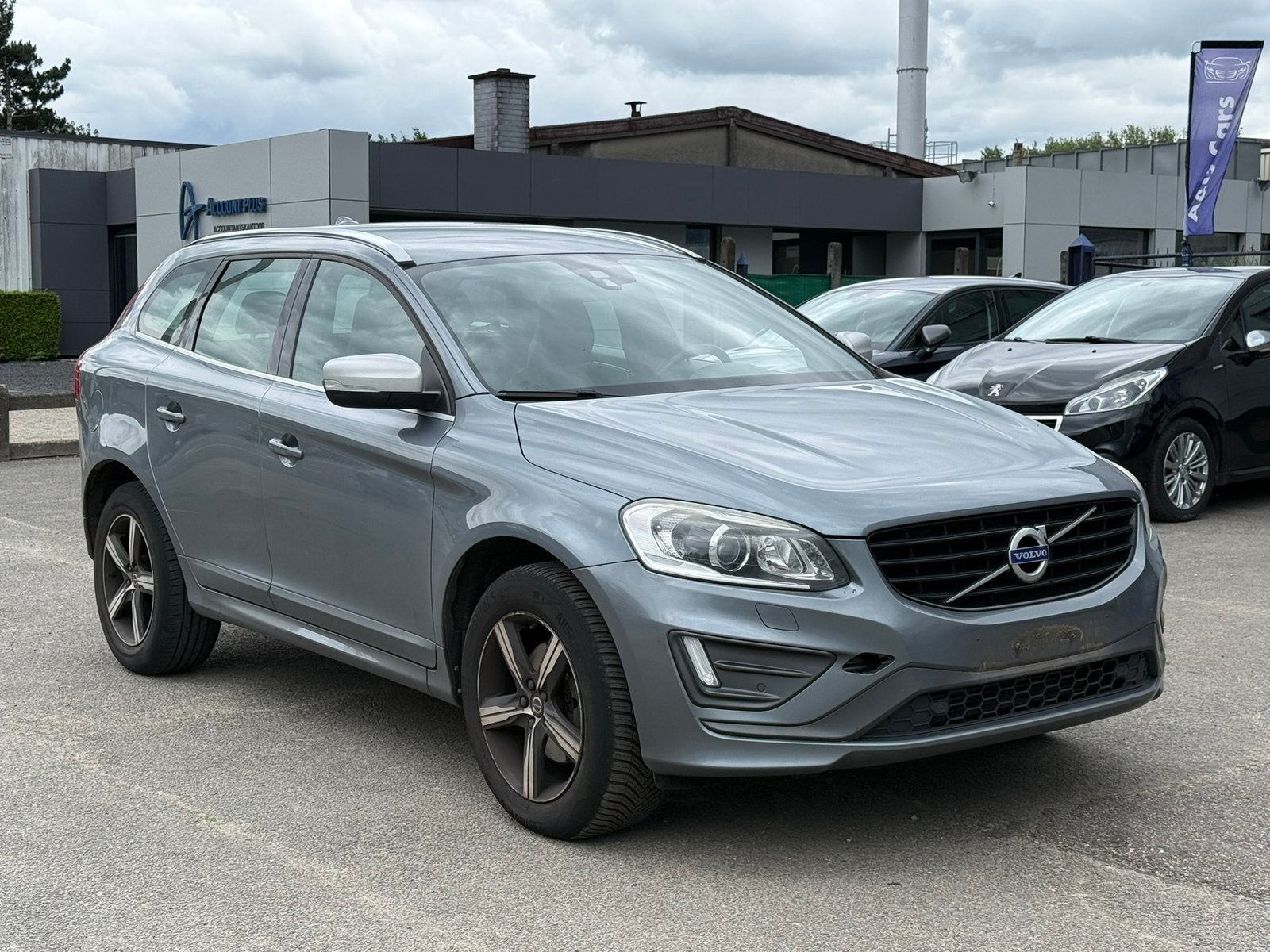 Volvo XC60 2.0d Automaat D4 R-Design 2017, Auto's, 4 cilinders, 1969 cc, 124 g/km, Bedrijf