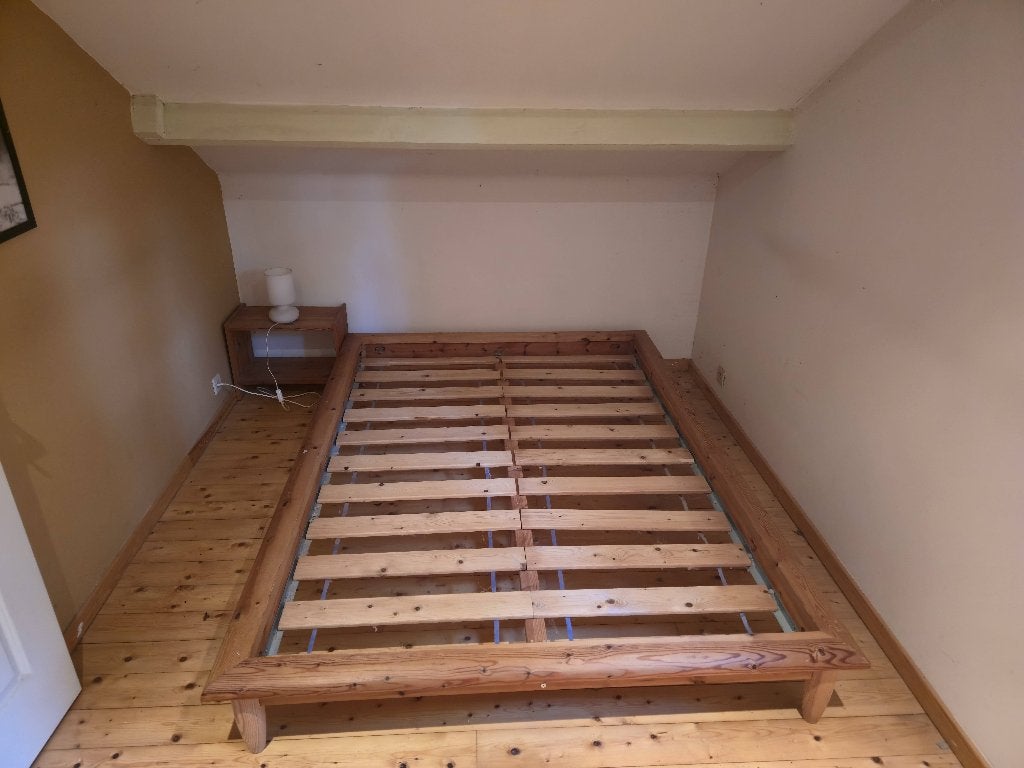 Dubbelbed met nachtkastje en lampje, Huis en Inrichting, Slaapkamer | Bedden, Ophalen, Gebruikt, Bruin, 140 cm