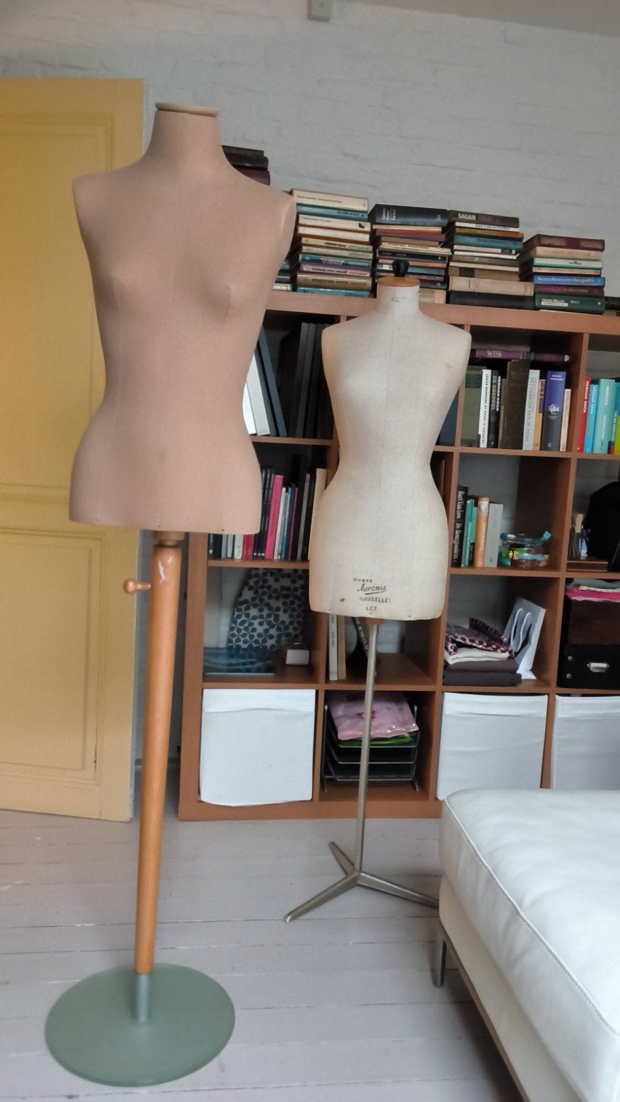 3 grands mannequins + petits, Enlèvement