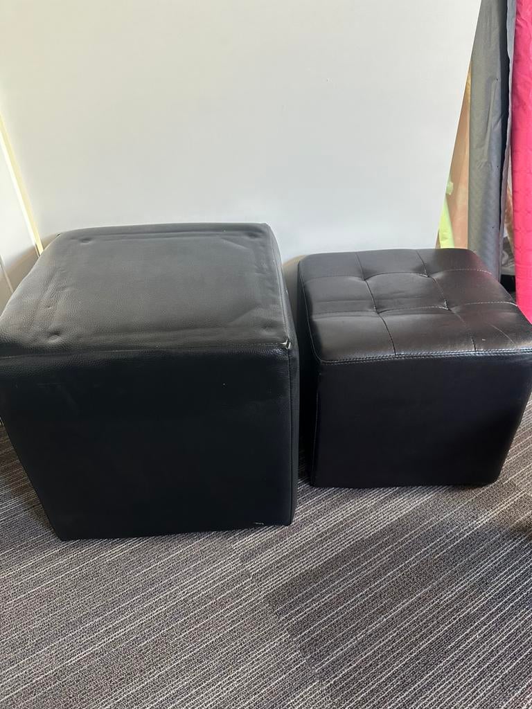 2x zwarte leder poefs, Ophalen, Zo goed als nieuw