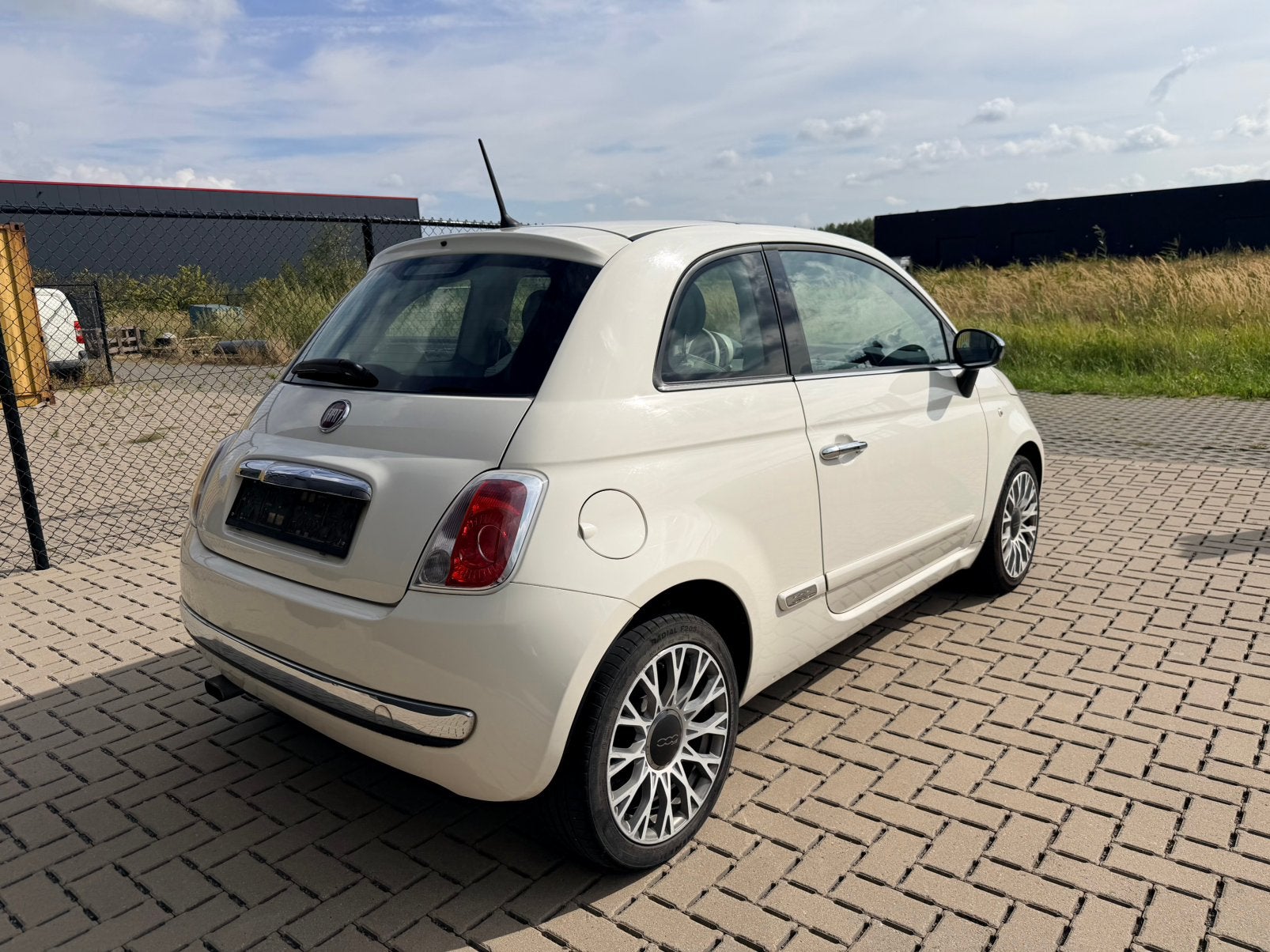 Fiat 500 Lounge 1.2 benzine - Parelmoer - Topstaat, Auto's, Stof, Beige, Wit, Multifunctioneel stuurwiel
