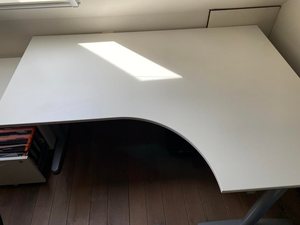Groot wit bureau verstelbaar van hoogte, Huis en Inrichting, Bureaus, Ophalen, Zo goed als nieuw, IKEA