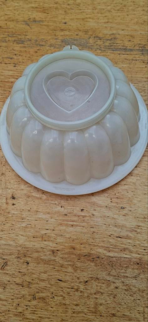 Tupperware Vliegende schotel hartje 19cm doormeter, Ophalen of Verzenden, Nieuw, Crème, Bak of Kom