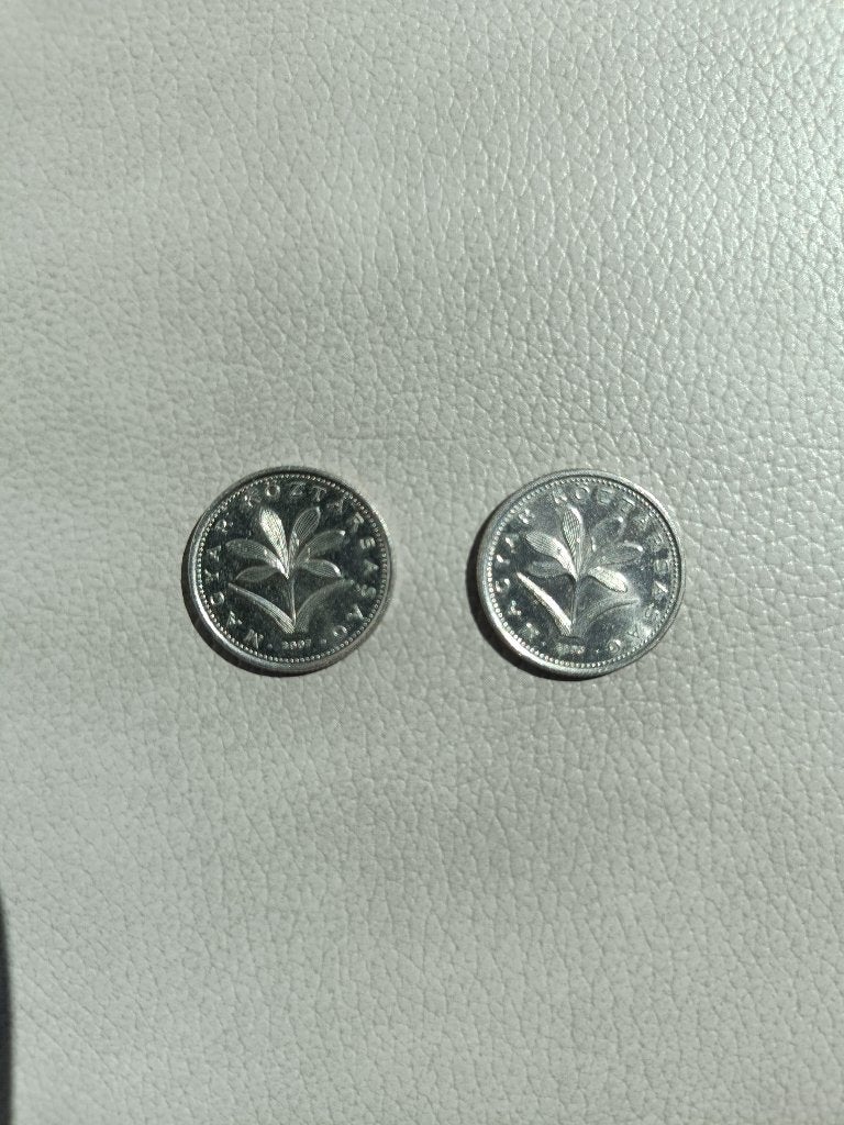 Hongaarse munten van 2 Forint.  Jaren: 2003 + 2007, Postzegels en Munten, Ophalen of Verzenden, Postfris