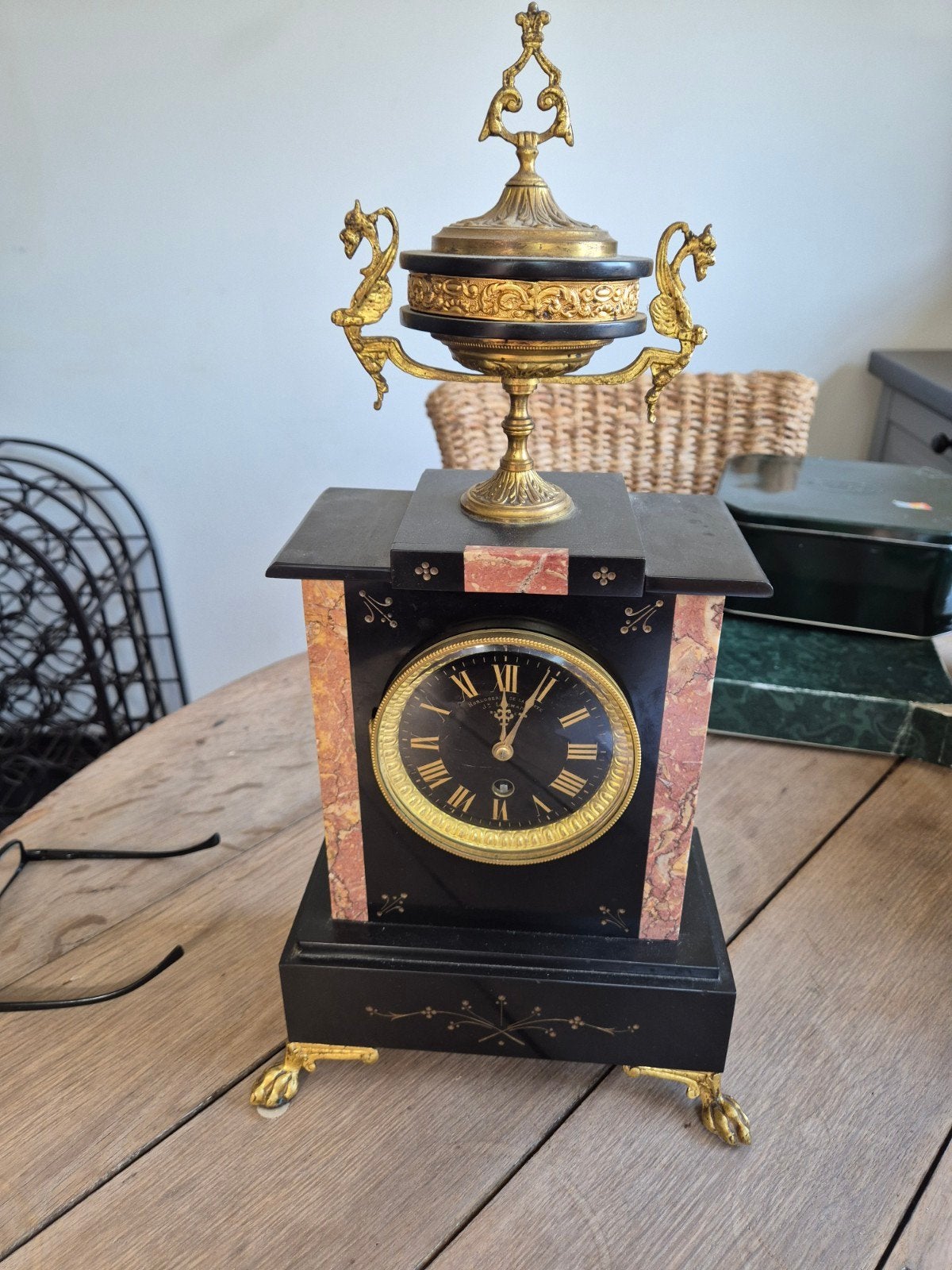Horloge pendule bronze et marbre rose, Enlèvement