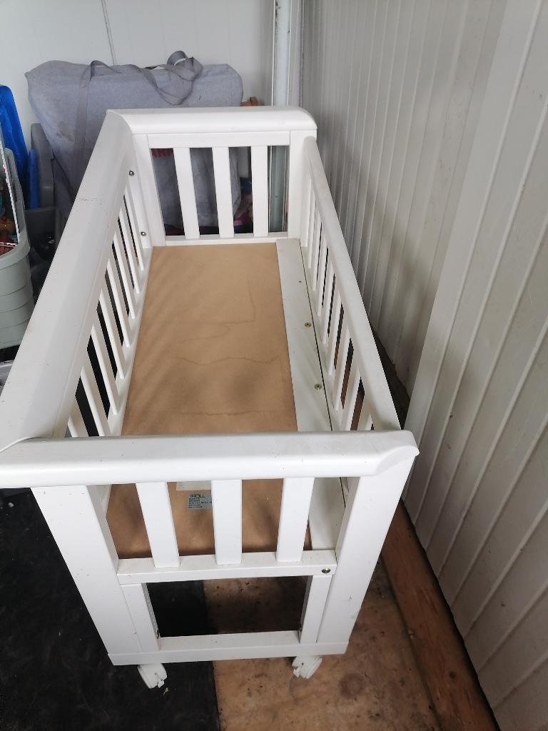 wit baby bedje met bedomrandingen bij, Kinderen en Baby's, Babywiegjes en Ledikanten, Ophalen
