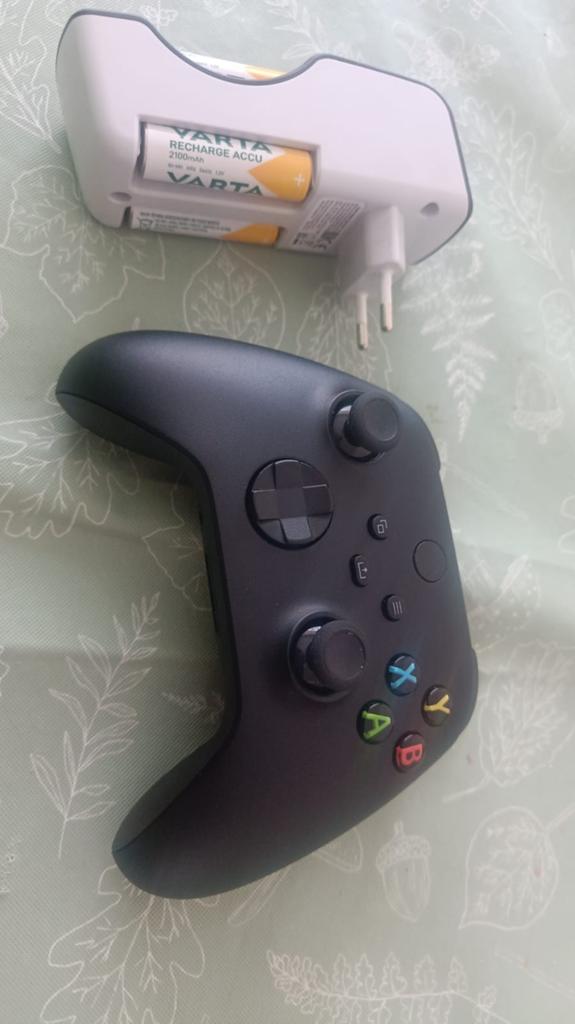 Xbox controller + oplaadbare batterijen, Games en Spelcomputers, Spelcomputers | Xbox | Accessoires, Ophalen, Zo goed als nieuw
