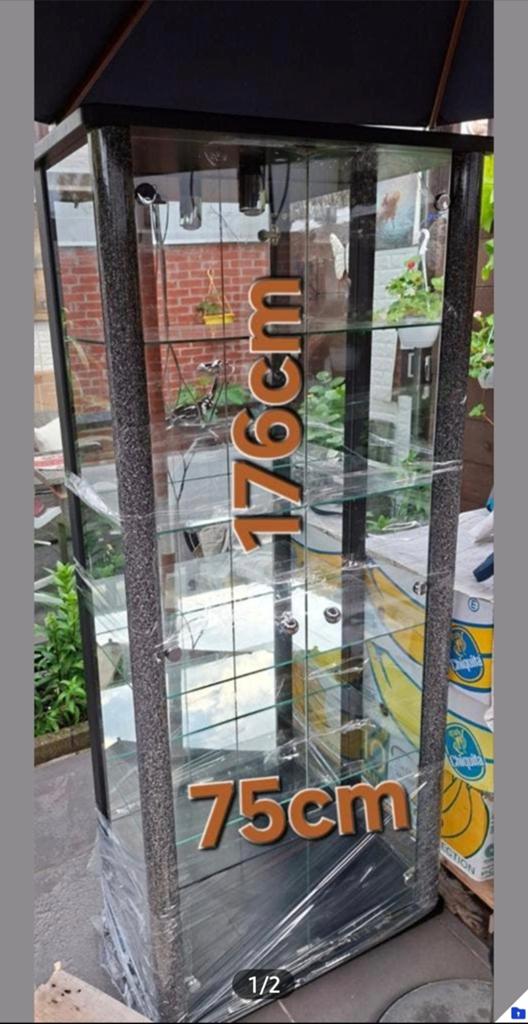 Vitrinekast met spiegel, Ophalen