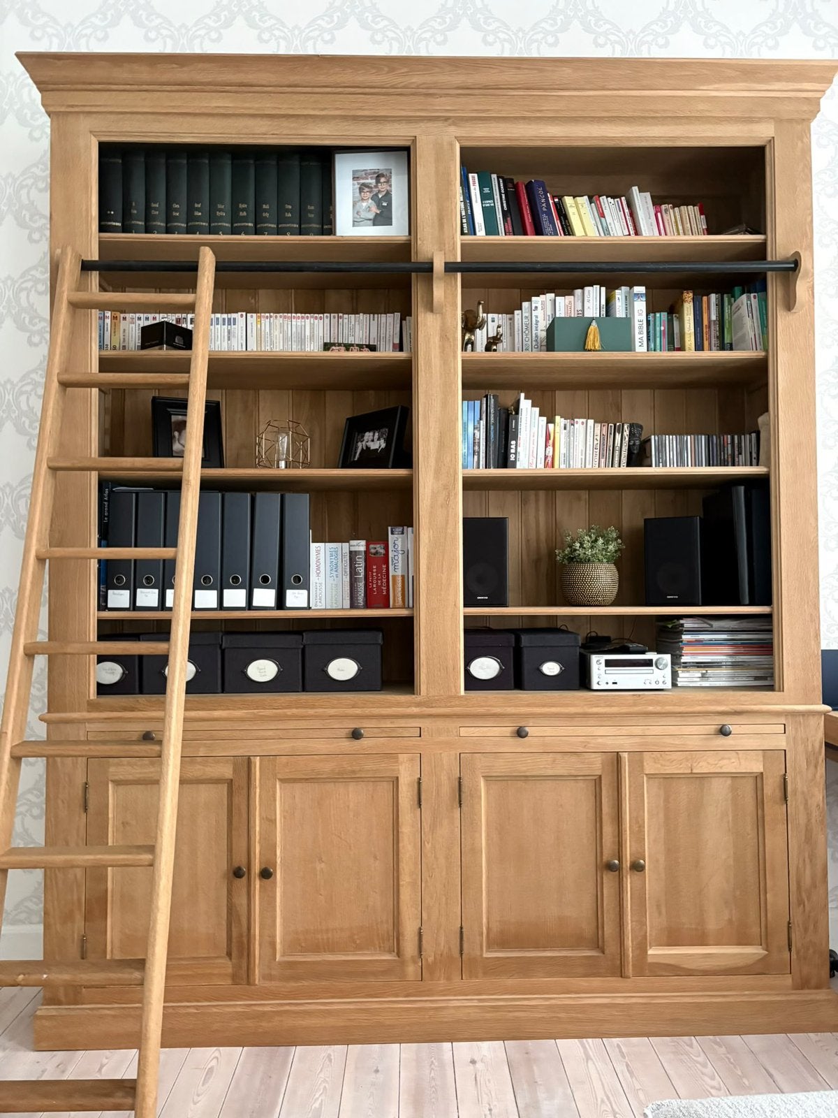 Directoire boekenkast in massief eikenhout met ladder., Ophalen, 200 cm of meer, Eikenhout, Directoire