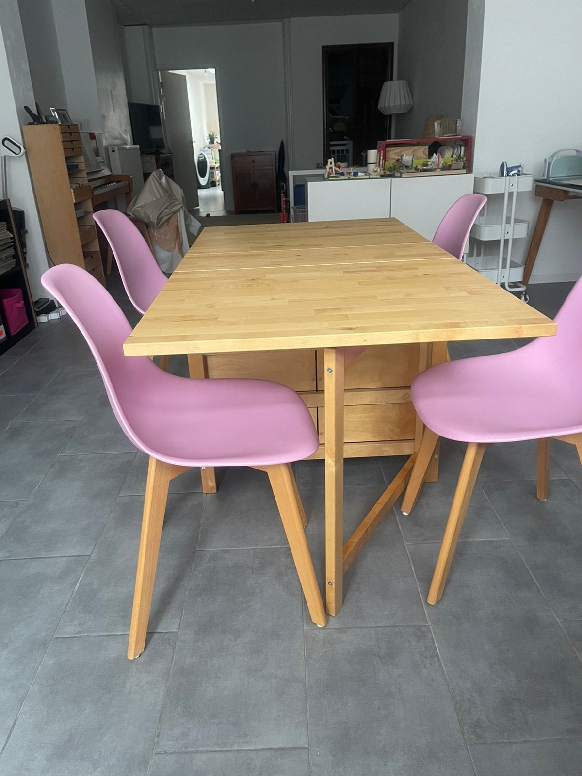 Table IKEA en bois – nickel – elle vaut ses 75 €, Maison & Meubles, Tables | Tables à manger, Quatre personnes, Table IKEA en bois – excellent état – 118 cm