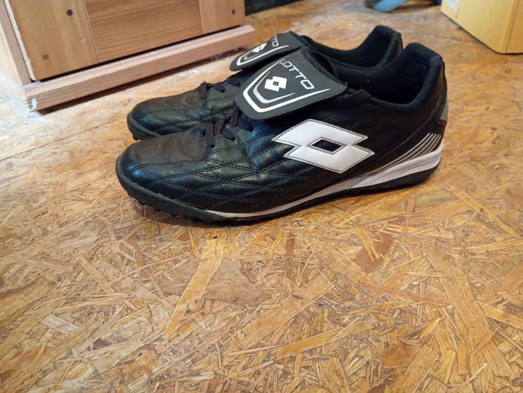 Lotto voetbalschoenen maat 45 met noppen, Sport en Fitness, Ophalen, Zo goed als nieuw, Schoenen