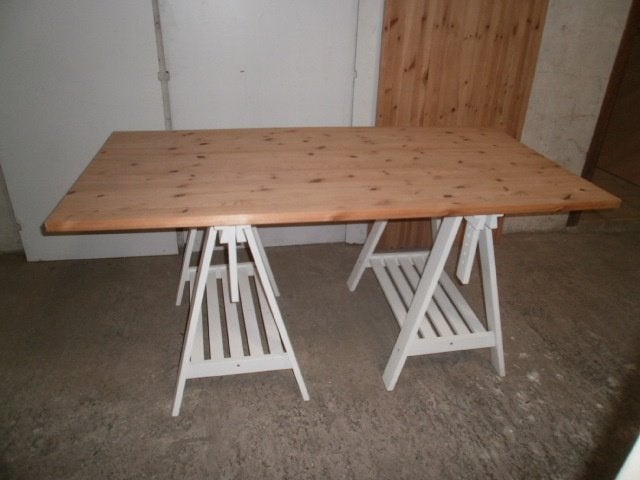 Bureau bestaande uit groot tafelblad en 2 witte schragen, Huis en Inrichting, Ophalen, Zit-sta bureau, 150 cm, Hout