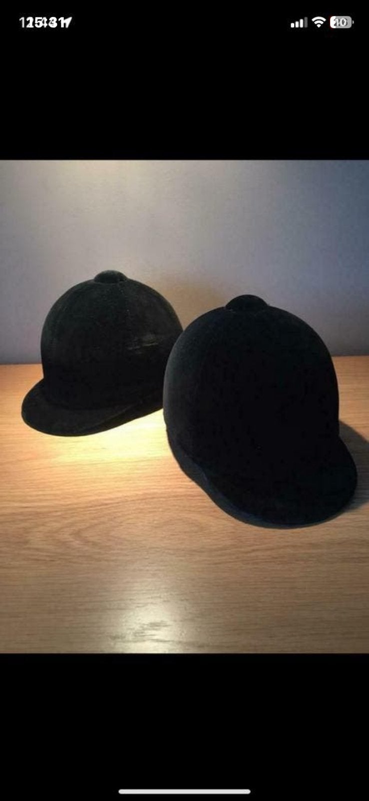 2 Casques d'équitation en velours noir, Vêtements | Hommes, Chapeaux & Casquettes, Enlèvement ou Envoi, Comme neuf, 57 cm (M, 7⅛ pouces) ou moins