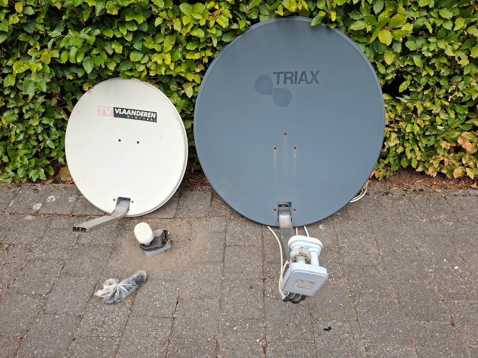 twee schotelantennes., Audio, Tv en Foto, Schotelantennes, Ophalen, Gebruikt, (Schotel)antenne-accessoires