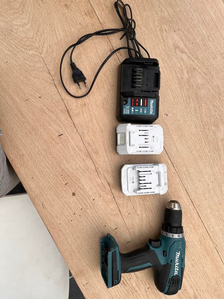 Perceuse Makita avec deux batteries, Enlèvement, Utilisé, Perceuse