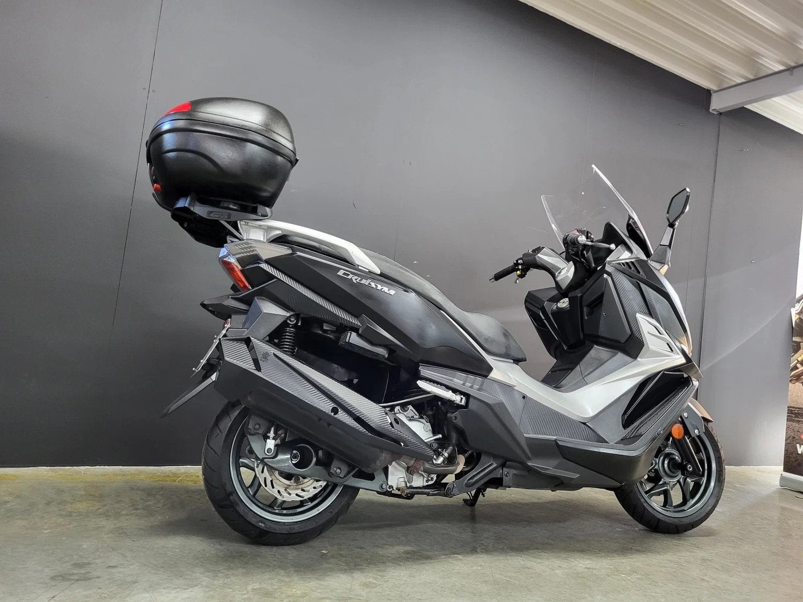 SYM Cruisym 300 leuke scooter met topkoffer (bj 2018), Motoren, 300 cc, Overig, Automaat, 12 t/m 35 kW