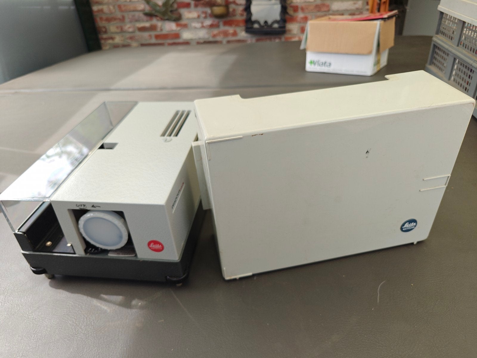 Leitz Pradovit Color 35mm-diaprojector, Ophalen