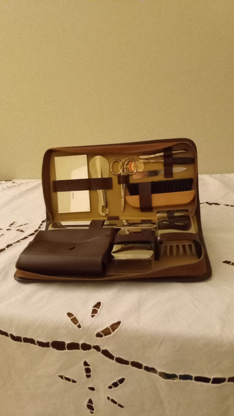 Av trousse de toilette de voyage brun cuir année 70, Enlèvement ou Envoi, Utilisé, Brun, Homme