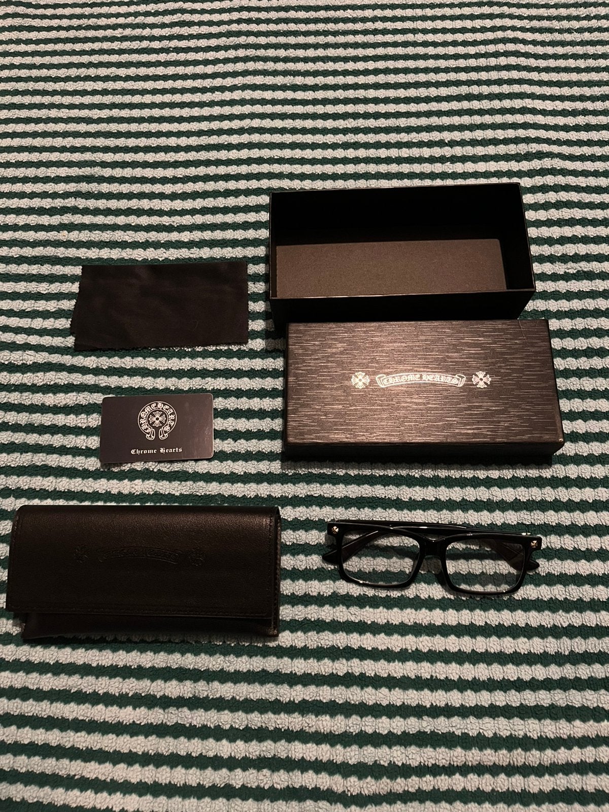 Lunettes noires en forme de cœur chromé, Enlèvement ou Envoi, Comme neuf, Noir, Lunettes