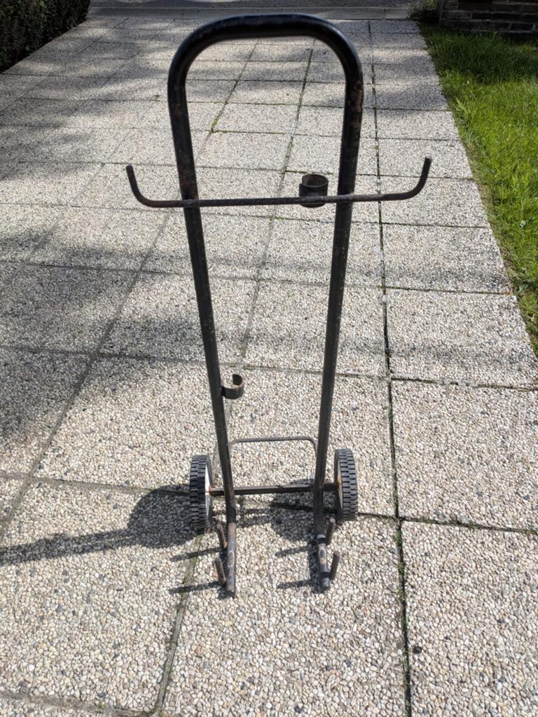 Metalen karretje, Ophalen